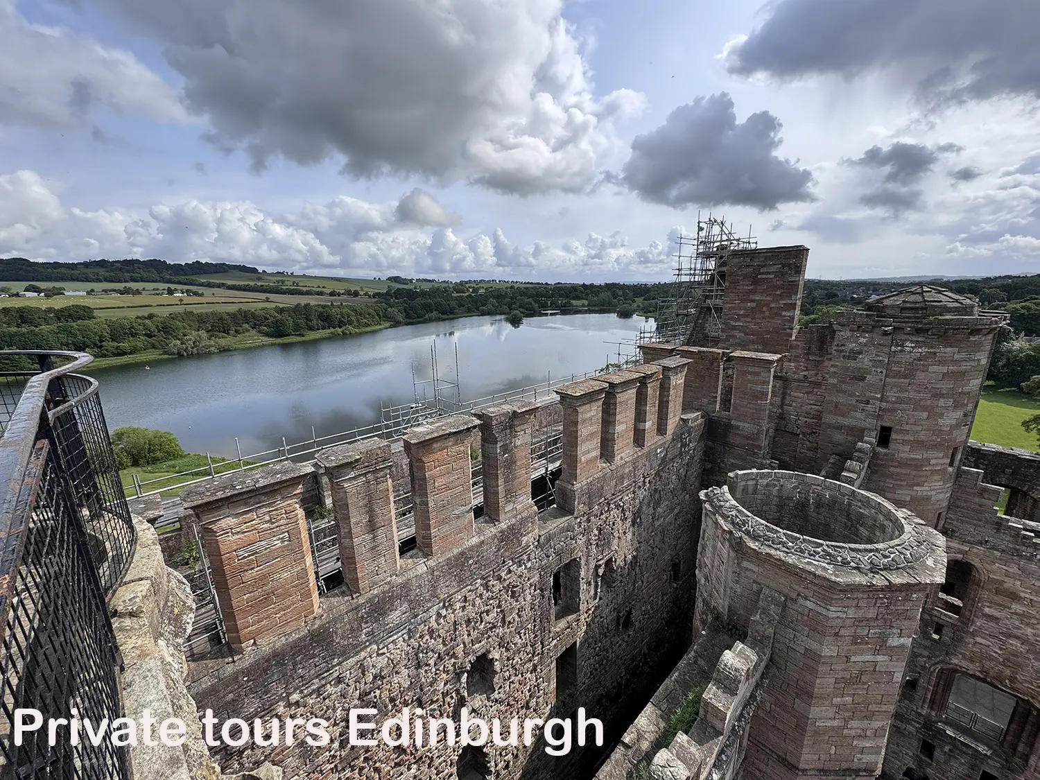 linlithgow palace and loch viewpoint